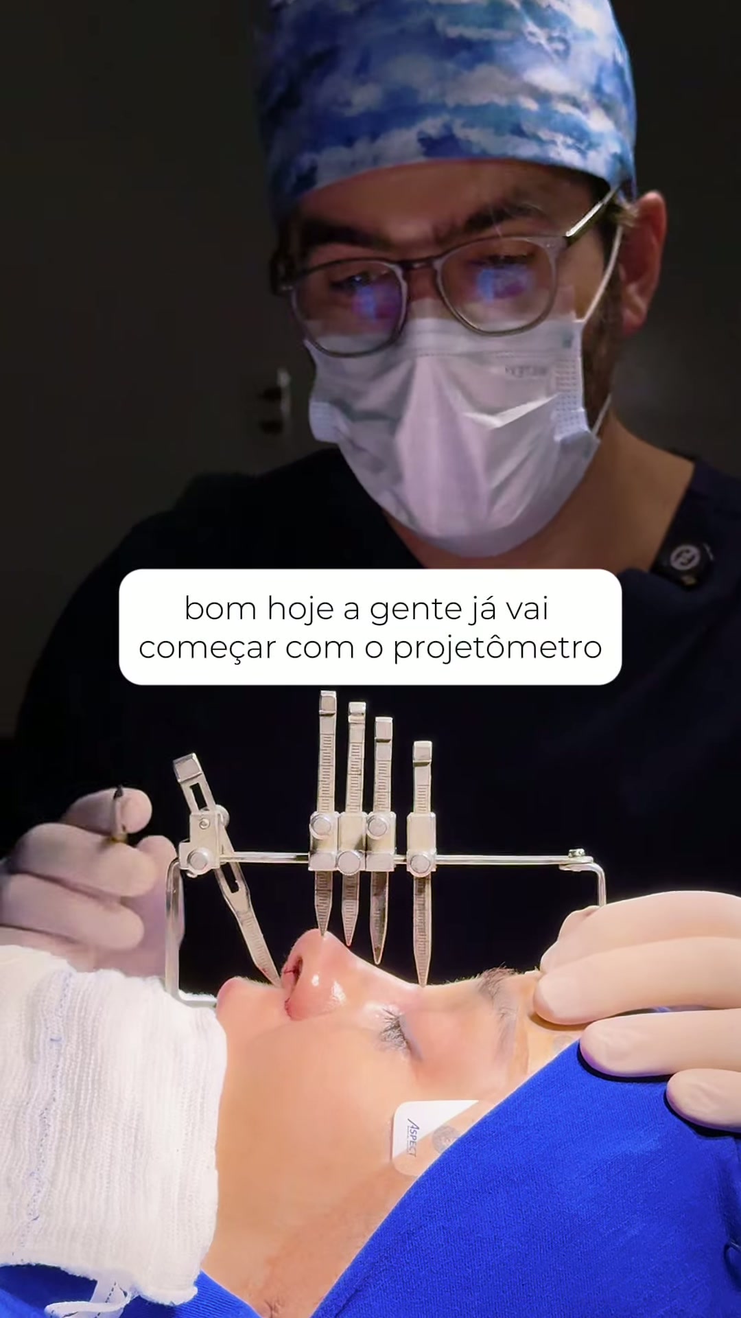 Dr. Natal Bobato explicando caso de rinoplastia secundária